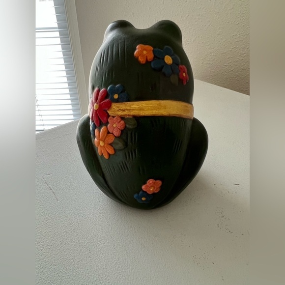 Frog Toad Figurine Smiling Hand Painted Ceramic | Signed | Bowtie Flowers - Picture 3 of 9
